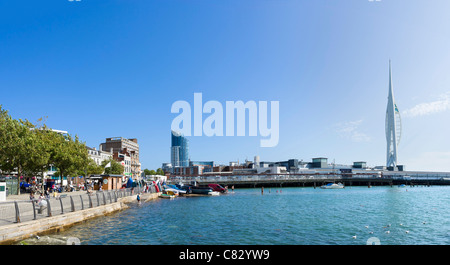 Lungomare a disco nearthe Historic Dockyard con la Spinnaker Tower a destra, Portsmouth, Hampshire, Inghilterra, Regno Unito Foto Stock