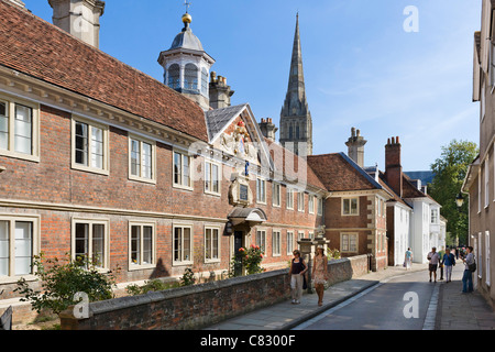 Matrona's College sul vicino con la guglia della Cattedrale di Salisbury dietro, Salisbury, Wiltshire, Inghilterra, Regno Unito Foto Stock