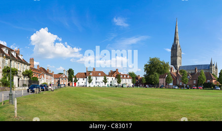 La guglia della Cattedrale di Salisbury da coristi Square, il vicino, Salisbury, Wiltshire, Inghilterra, Regno Unito Foto Stock