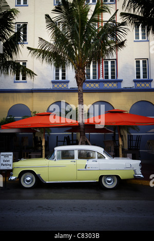 Classic 1950 auto di fronte all hotel in Miami Beach, Florida Foto Stock