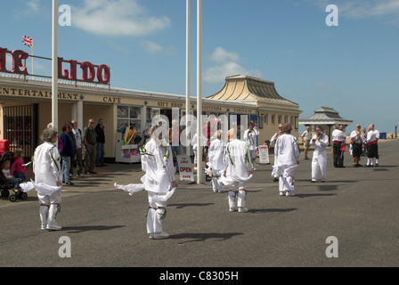 Morris ballerini in Worthing seafront in West Sussex. Foto Stock