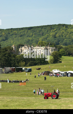 I visitatori godere il sole estivo presso il Parco Wiston Rally di vapore nel West Sussex. Foto Stock