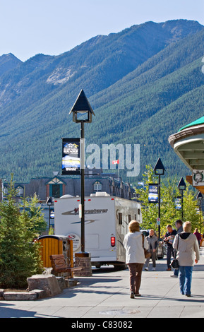 Il centro di Banff Alberta Canada marciapiede in scena con la Canadian Rocky Mountains in background Foto Stock