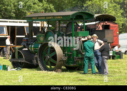 La mattina presto i preparativi in un veicolo a vapore Rally nel sud dell'Inghilterra. Foto Stock