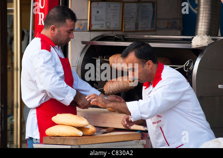 Venditori di kebab in azione nella città di Istanbul, Turchia. Foto Stock