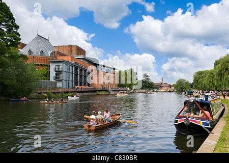 Barca a remi sul fiume Avon davanti al Royal Shakespeare & Swan Teatri, Stratford-upon-Avon, Warwickshire, Inghilterra, Regno Unito Foto Stock