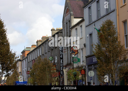 Vecchi edifici e negozi a Pearse Street ballina contea di Mayo Repubblica di Irlanda Foto Stock