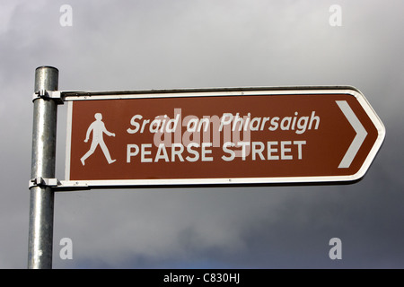 Brown pedonale segno per pearse street ballina bilingue in gaelico irlandese e inglese della contea di Mayo Repubblica di Irlanda Foto Stock