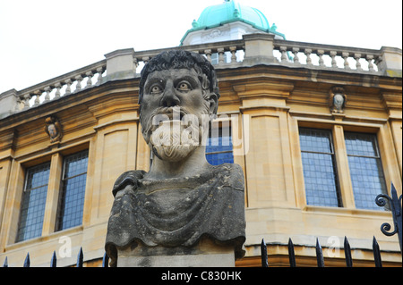 Uno dei busti di Imperatore del capi al di fuori del Sheldonian Theatre in Oxford Foto Stock