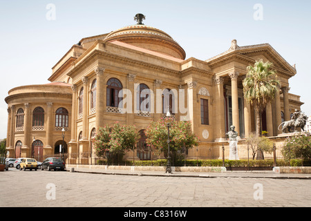 Palermo Opera House, il Teatro Massimo, Piazza Giuseppe Verdi, Palermo, Sicilia, Italia Foto Stock