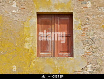 Red Weathered Finestra di legno del villaggio medievale di Obidos Foto Stock