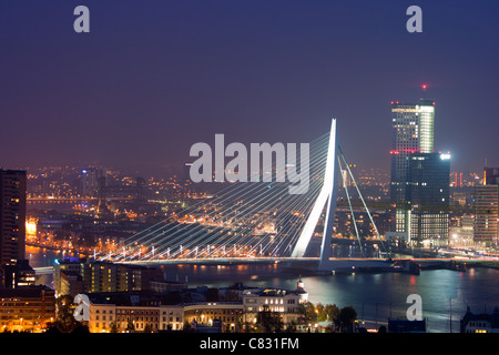 Vista serale sul ponte di Erasmus di Rotterdam Foto Stock