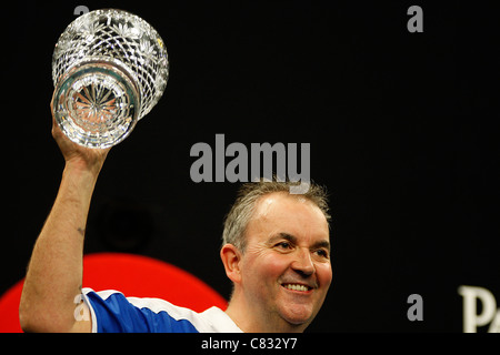 Dublino Repubblica di Irlanda. Phil Taylor in azione contro Brendan Dolan, durante la fase finale del PDC World Grand Prix Foto Stock