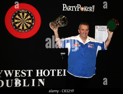 Dublino Repubblica di Irlanda. Phil Taylor in azione contro Brendan Dolan, durante la fase finale del PDC World Grand Prix Foto Stock