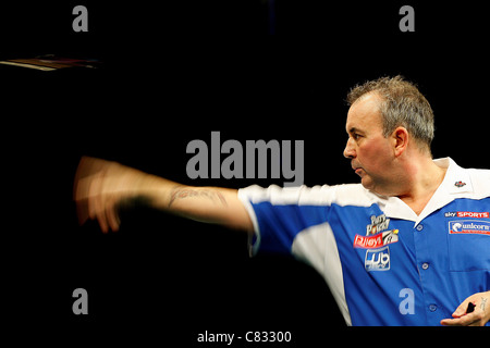 Dublino Repubblica di Irlanda. Phil Taylor in azione contro Brendan Dolan, durante la fase finale del PDC World Grand Prix Foto Stock