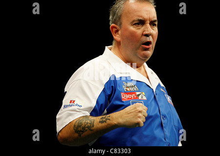 Dublino Repubblica di Irlanda. Phil Taylor in azione contro Brendan Dolan, durante la fase finale del PDC World Grand Prix Foto Stock