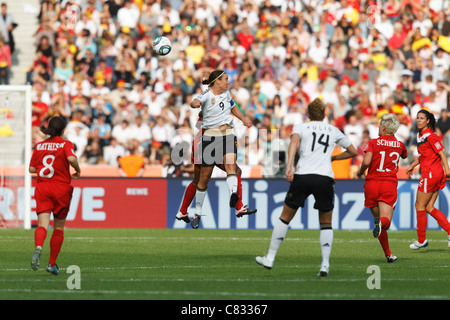 Il capitano della squadra tedesca Birgit Prinz (9) dirige il pallone durante la partita di apertura del torneo di calcio femminile FIFA 2011 a Berlino, in Germania. Foto Stock