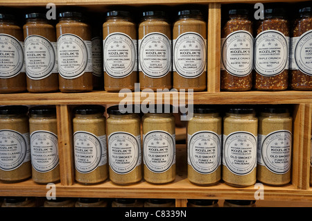 Bottiglie di acqua calda senape russo realizzato in Canada Foto Stock