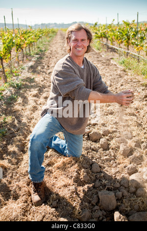 Bryan Babcock ispeziona sabbiosi, Top crema blocco di vigna, Babcock vigneto, Santa Rita Hills, Santa Ynez Valley, California Foto Stock