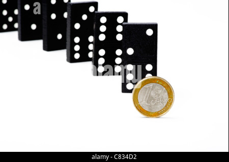 A piedi sporchi Euro moneta di fronte a piastrelle di Domino Foto Stock
