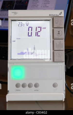 Un domestico British Gas Smart Meter in "elettricità" modalità, con luce verde indicante che un basso consumo di energia. Regno Unito 2011. Foto Stock