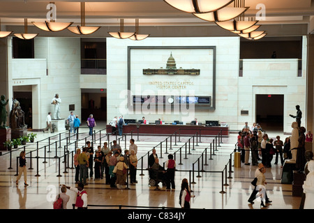 I visitatori nella sala di ingresso, il Capitol Building Visitor Center, Washington DC, Stati Uniti d'America Foto Stock