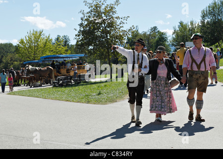 Persone in tradizionale abito bavarese, Herreninsel Chiemgau Alta Baviera Germania Foto Stock