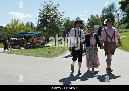 Persone in tradizionale abito bavarese, Herreninsel Chiemgau Alta Baviera Germania Foto Stock