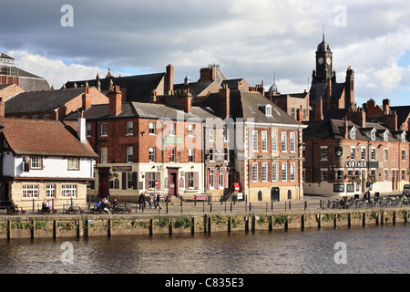 Pub e ristoranti lungo la King's Staith, York riverside, North Yorkshire, Inghilterra, Regno Unito Foto Stock