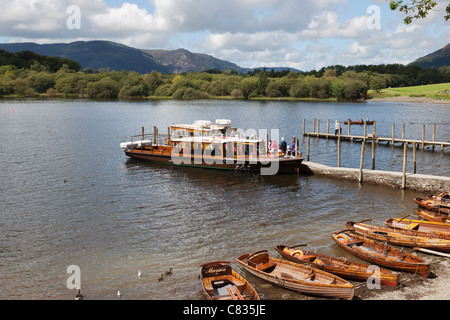 Barca con carico passeggeri presso gli sbarchi a Derwentwater in Keswick nel distretto del lago, REGNO UNITO Foto Stock