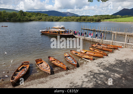 Barca con carico passeggeri presso gli sbarchi a Derwentwater in Keswick nel distretto del lago, REGNO UNITO Foto Stock