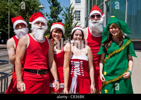 Un gruppo di giovani in costume, Brighton, Sussex, Inghilterra Foto Stock