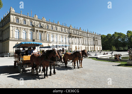 Carrozza a cavallo nella parte anteriore del Herrechiemsee Schloss Palace, Herreninsel Chiemgau Alta Baviera Germania Foto Stock