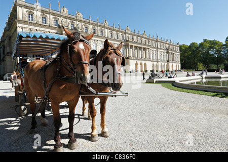 Carrozza a cavallo nella parte anteriore del Herrechiemsee Schloss Palace, Herreninsel Chiemgau Alta Baviera Germania Foto Stock