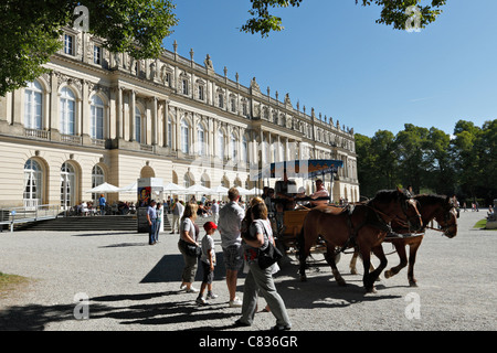 Carrozza a cavallo nella parte anteriore del Herrechiemsee Schloss Palace, Herreninsel Chiemgau Alta Baviera Germania Foto Stock