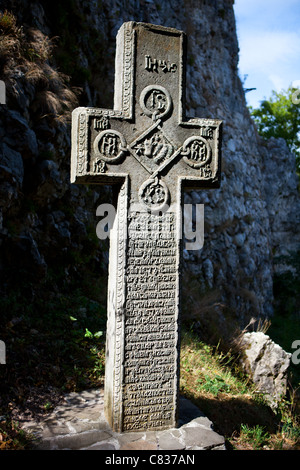 Croce di pietra, Castello di Bran, Romania Foto Stock