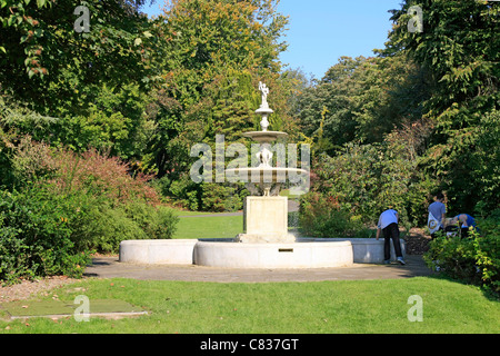 Fontana di stile vittoriano nel Parco di Dorchester Dorset Foto Stock