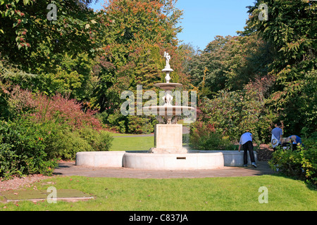 Fontana di stile vittoriano nel Parco di Dorchester Dorset Foto Stock