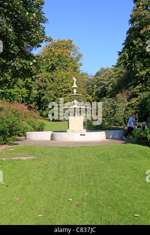 Fontana di stile vittoriano nel Parco di Dorchester Dorset Foto Stock