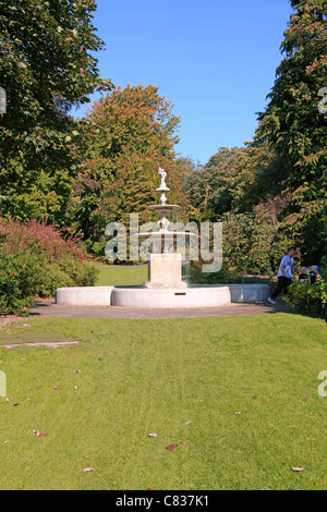 Fontana di stile vittoriano nel Parco di Dorchester Dorset Foto Stock