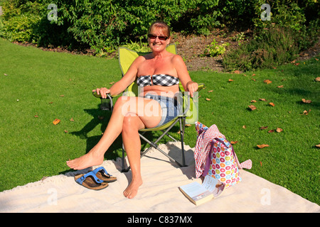 Adulto bianco femmina inglese godendo il sole di settembre nel parco di Dorchester Dorset Foto Stock