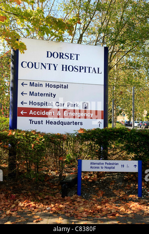Il Dorset County Hospital Signpost in Dorchester Foto Stock