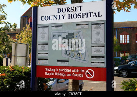 Il Dorset County Hospital Signpost in Dorchester Foto Stock