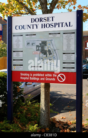 Il Dorset County Hospital Signpost in Dorchester Foto Stock