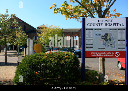 Il Dorset County Hospital Signpost in Dorchester Foto Stock