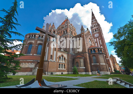 Vista posteriore della chiesa votiva con croce in Szeged, Ungheria Foto Stock