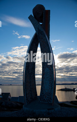 Inussuk, una scultura di Niels Motfeldt, in Nuuk, Groenlandia, segnando l'inizio di Autodisciplina il 21 giugno 2009. Foto Stock