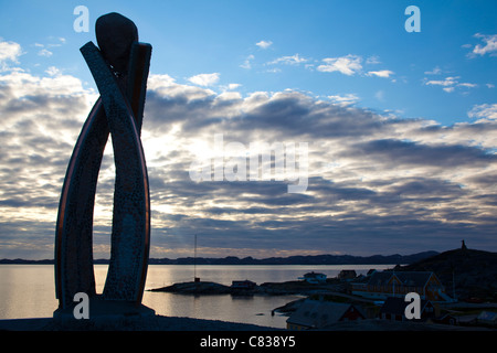 Inussuk, una scultura di Niels Motfeldt, in Nuuk, Groenlandia, segnando l'inizio di Autodisciplina il 21 giugno 2009. Foto Stock