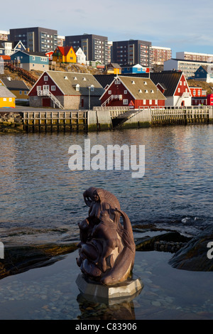 Una statua al porto vecchio di Nuuk, Groenlandia di Arnakuagsak , o Sassuma arnaa, noto anche come Sedna, dea del mare. Foto Stock