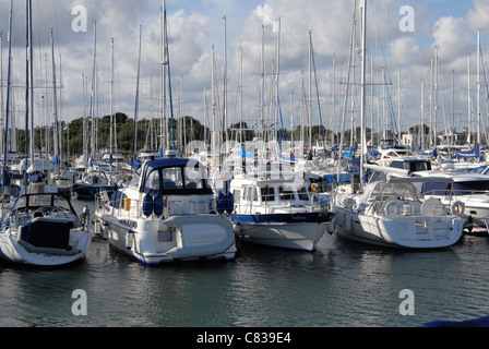 Moored yacht e barche a motore. Lymington Yacht Haven, Hampshire, Regno Unito Foto Stock